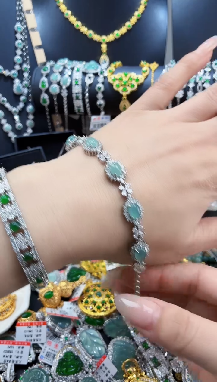 翡翠未镶嵌颈饰天然翡翠a货 多样性发其一