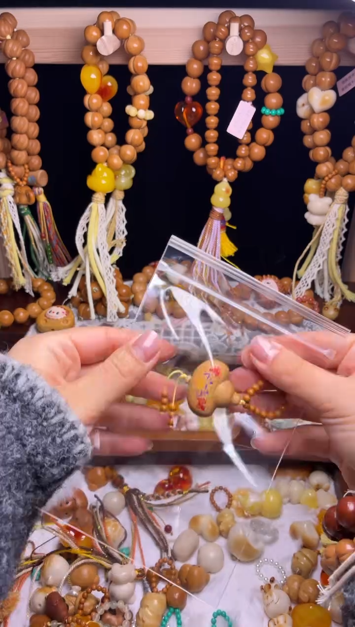 吊坠猴头核桃加配饰：来财葫芦吊坠