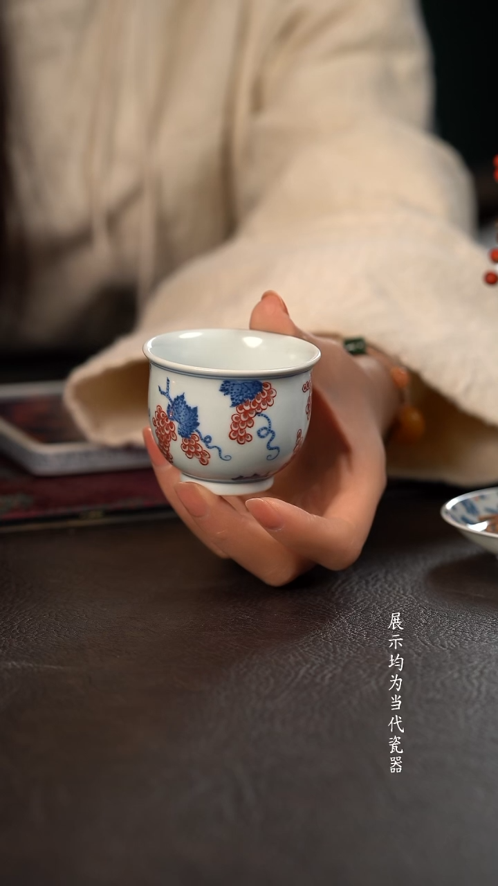 贵红窑青花釉里红葡萄纹大肚杯