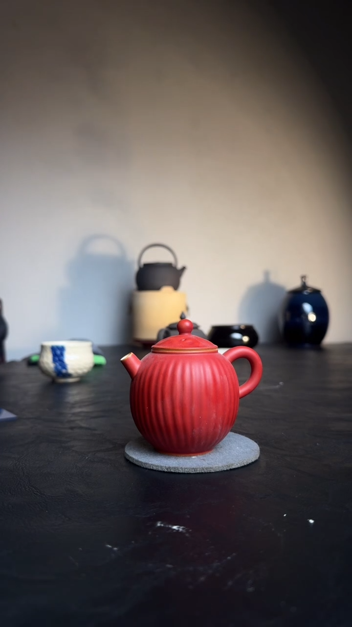 婺州龙窑烧制技艺红色洋葱壶（A055