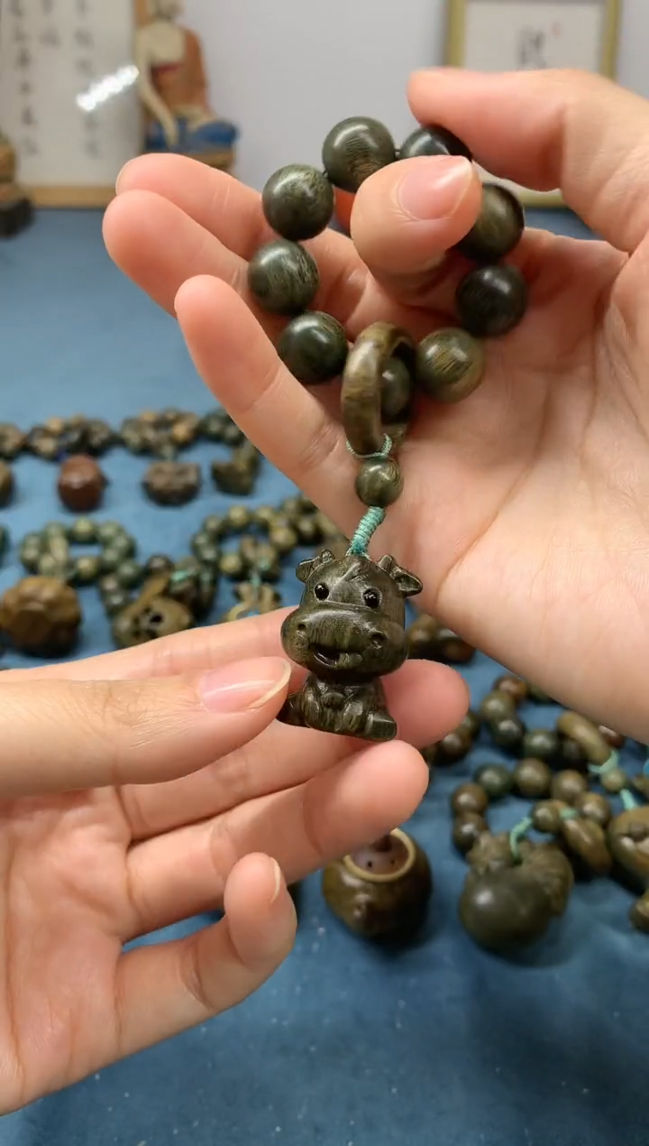 【闪购商品】维腊木（绿檀）把件小萌牛 盘玩件