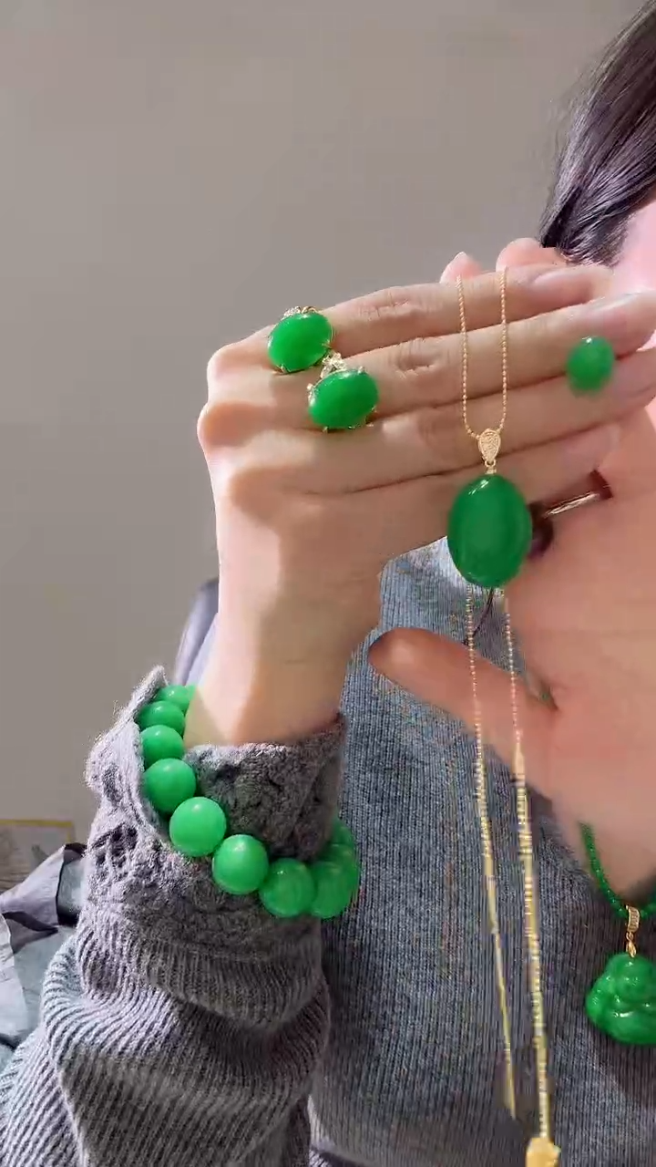 颈饰未镶嵌翡翠甜蛋面裸