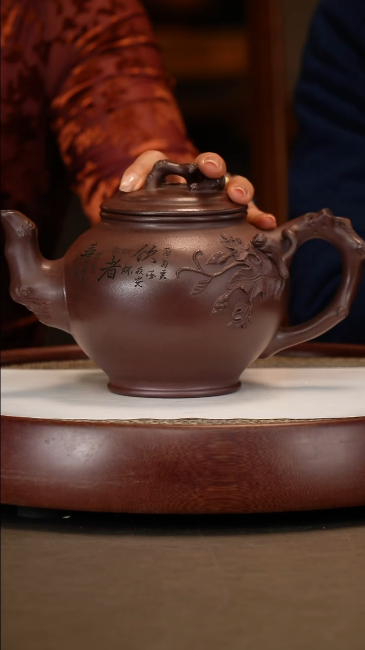 【闪购商品】紫砂茶壶【鲍宜明】紫泥松鼠葡萄报春 900CC