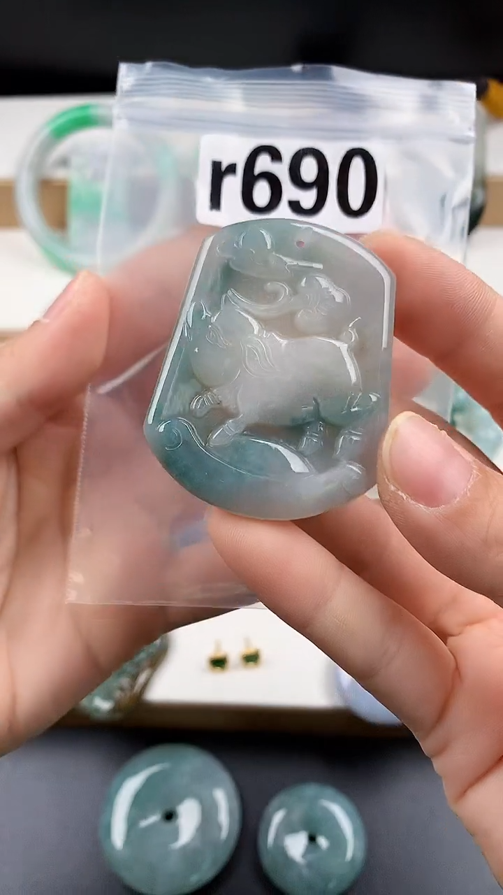 颈饰未镶嵌翡翠天然翡翠吊坠挂件