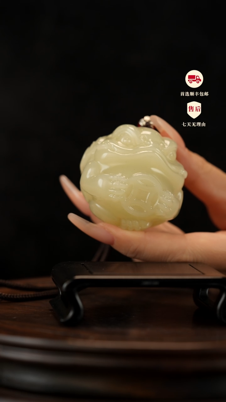 云南石竹叶青雕刻：金蟾抱钱币手把件