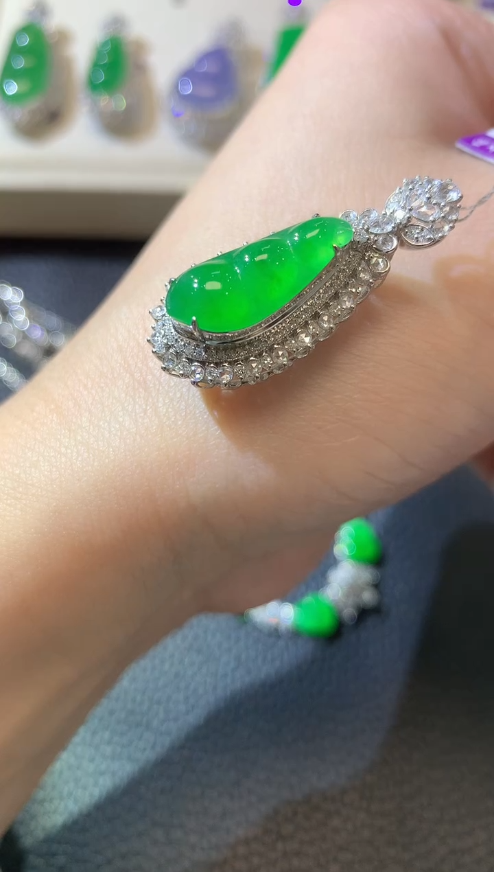 【闪购商品】翡翠吊坠(不含链)18K金镶嵌A80