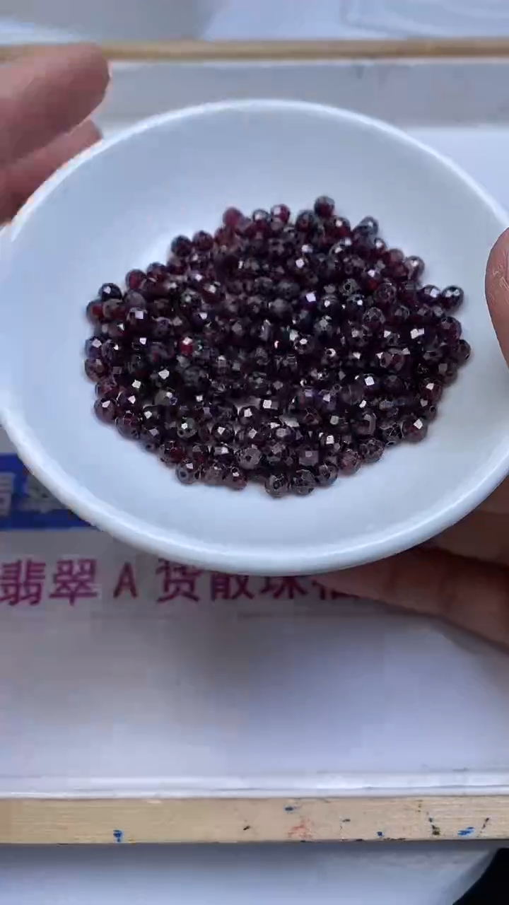 未镶嵌散珠石榴石B1959紫 牙 乌切面4mm30颗9.9元