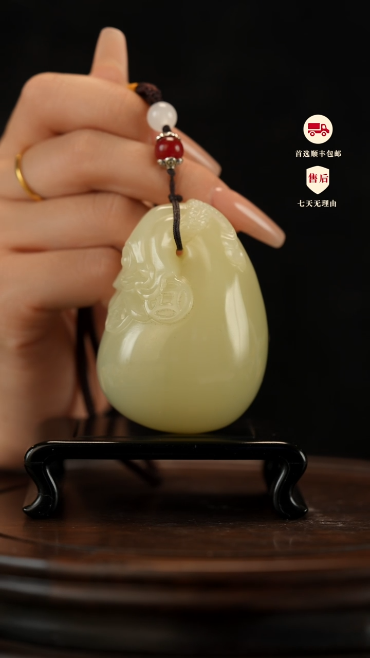 云南石竹叶青雕刻：富得流油手把件挂件