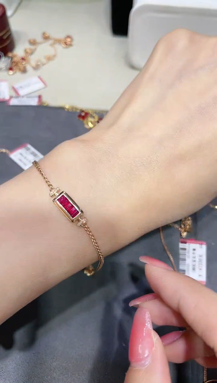 18K金镶嵌天然红宝石手链