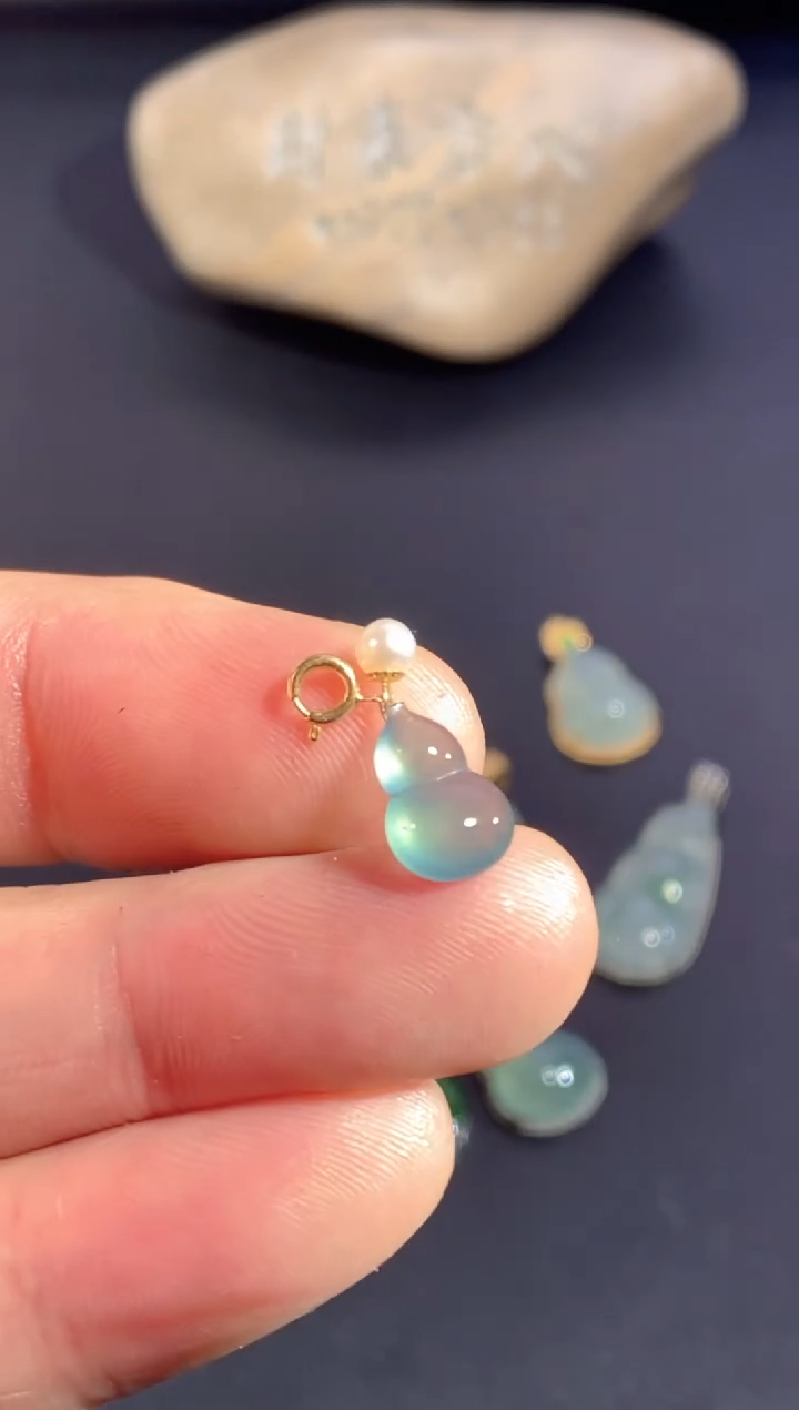 颈饰18K金镶嵌翡翠        