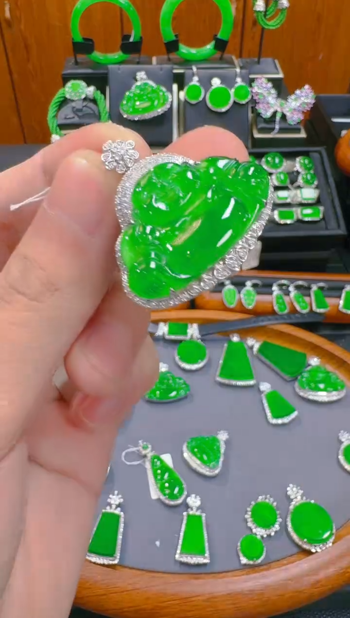 【闪购商品】翡翠吊坠(赠链)18K金镶嵌天然A货翡翠