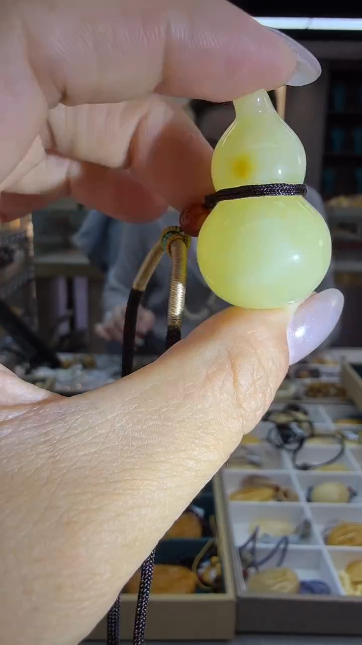 琥珀颈饰未镶嵌111秒拍号 假一罚三 