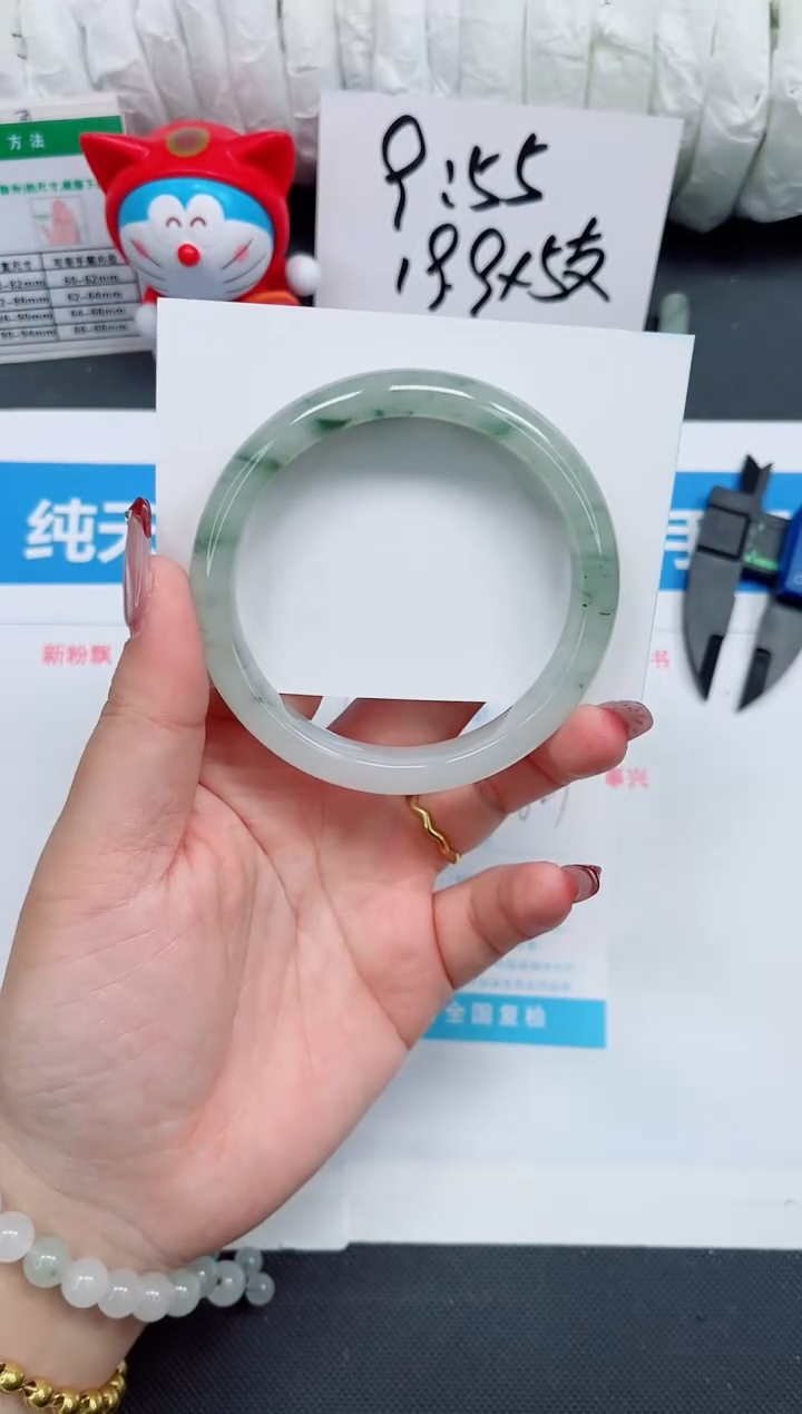 【闪购商品】石英质玉手镯未镶嵌18