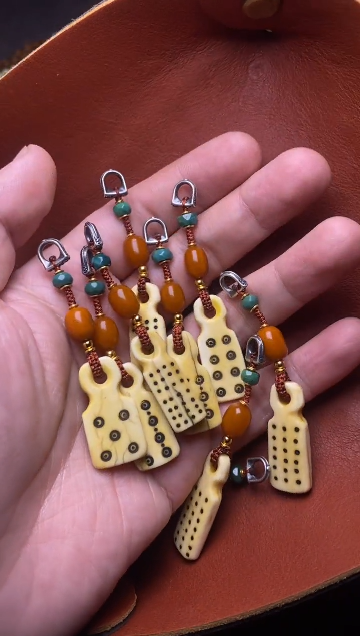 未镶嵌绿松石颈饰高白咒点侧挂（多样性发其一）