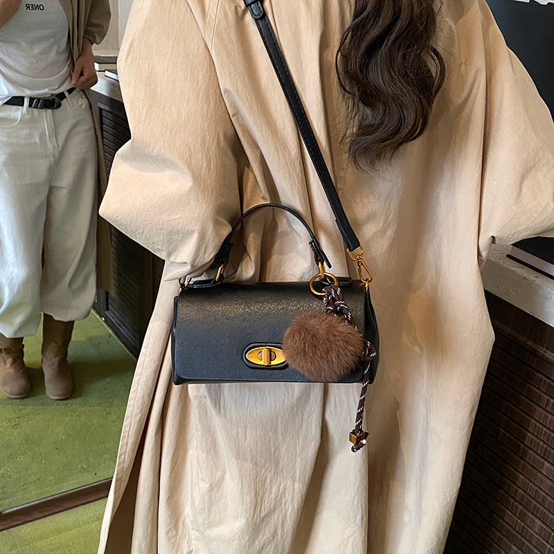 00Purse轻奢女包超火小众设计可爱小熊小方包高级感斜挎包3732