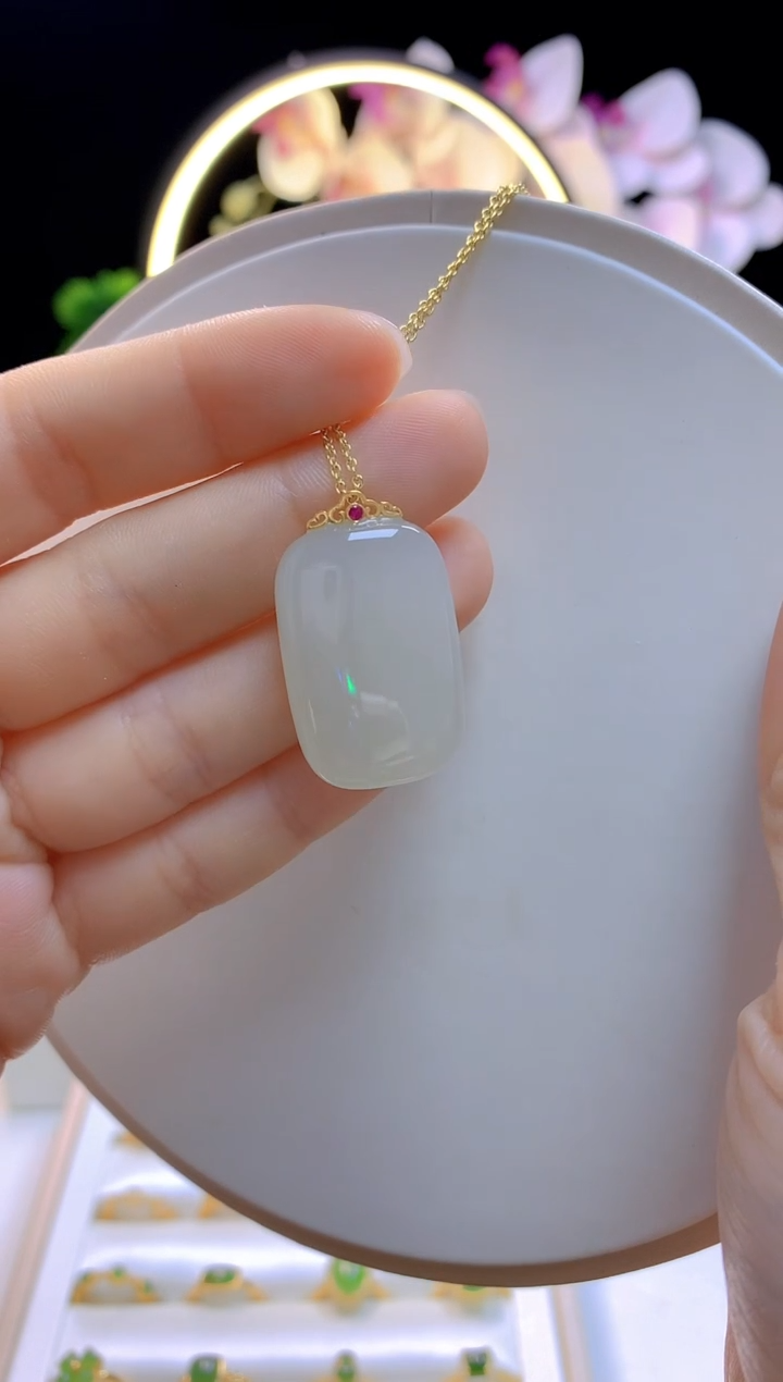 和田玉18K金镶嵌吊坠(赠链)白玉无事牌