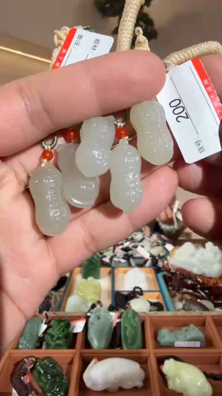 颈饰未镶嵌和田玉多样性发货其中一件