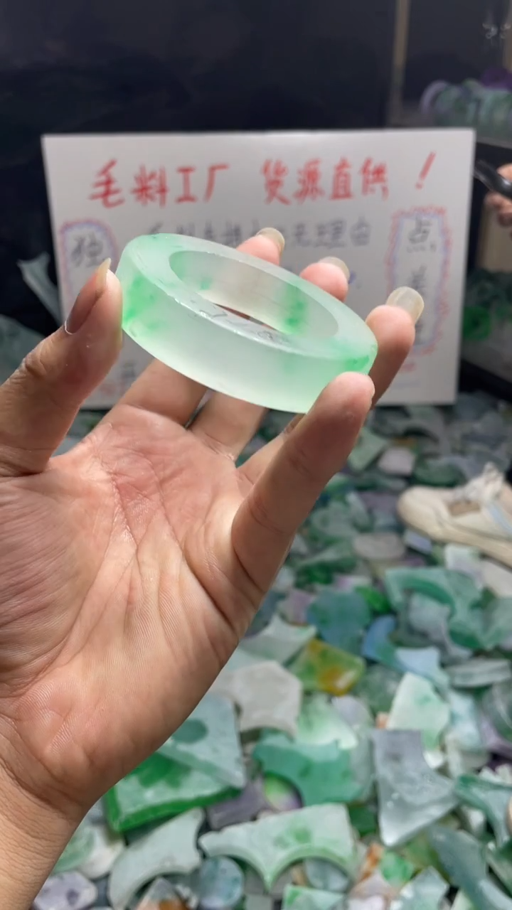 玉冰飘花手镯毛坯