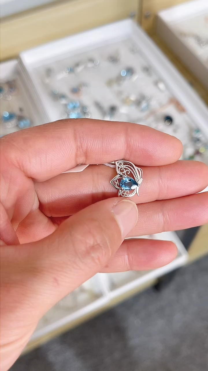 【闪购商品】托帕石颈饰银S925镶嵌吊坠