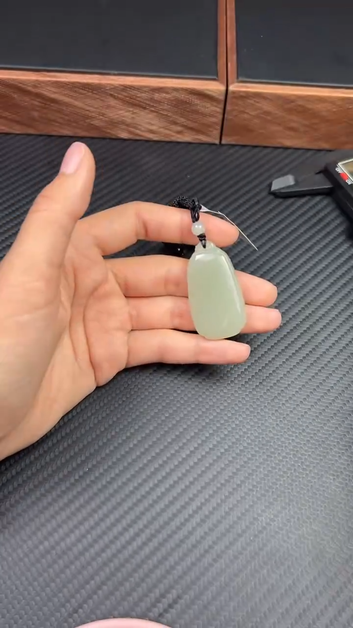 【闪购商品】和田玉吊坠(赠链)未镶嵌且末微色差近矿