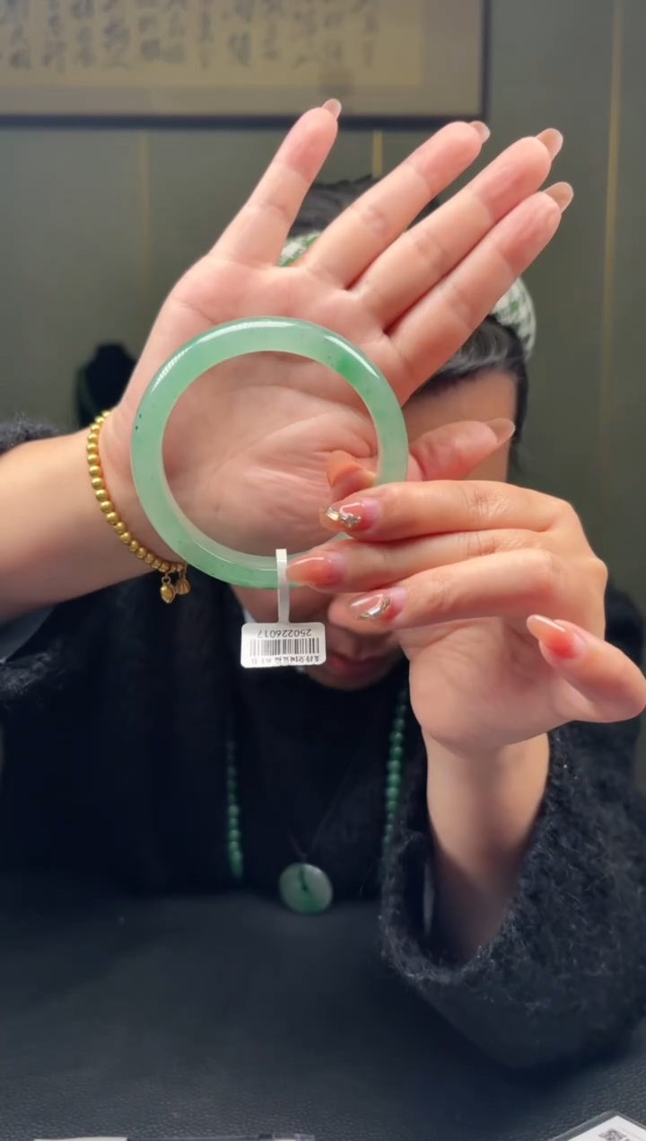 【闪购商品】石英质玉手镯未镶嵌61+