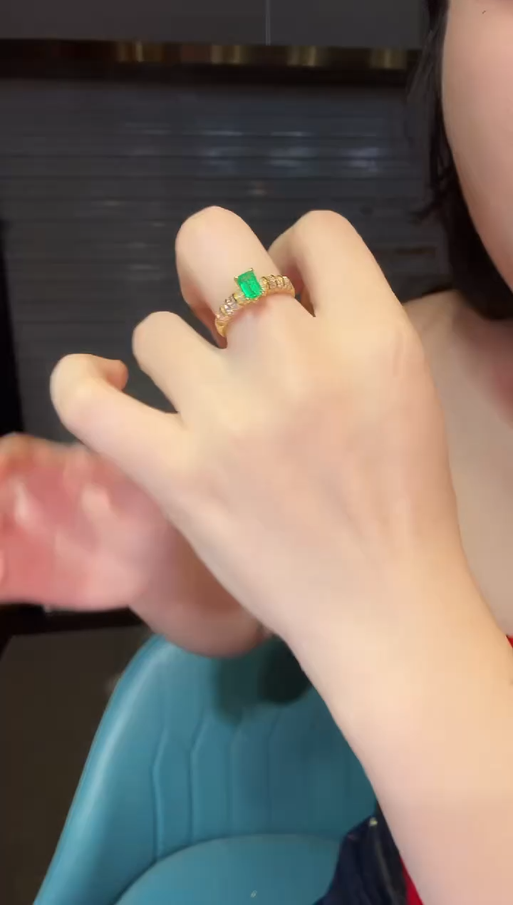 18K金镶嵌戒指祖母绿0.65ct