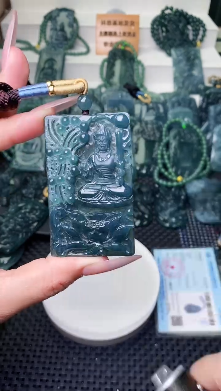 颈饰未镶嵌翡翠 