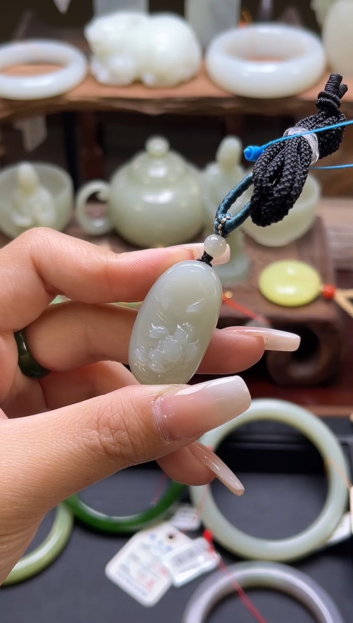 【闪购商品】和田玉吊坠未镶嵌且末青白如鱼得水随形9006979