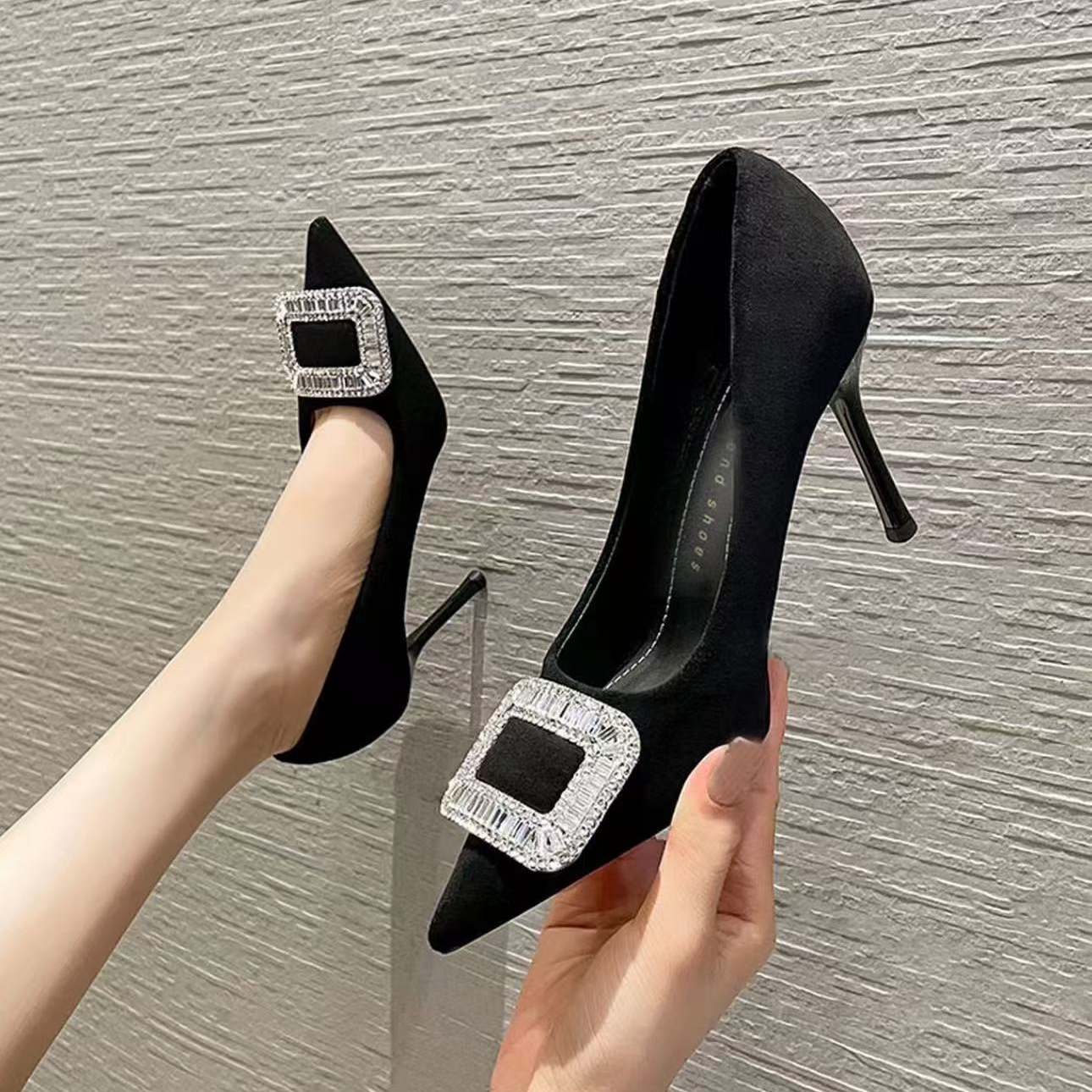2025秋冬新款黑色绒面方扣水钻尖头细跟高跟鞋职业百搭女鞋