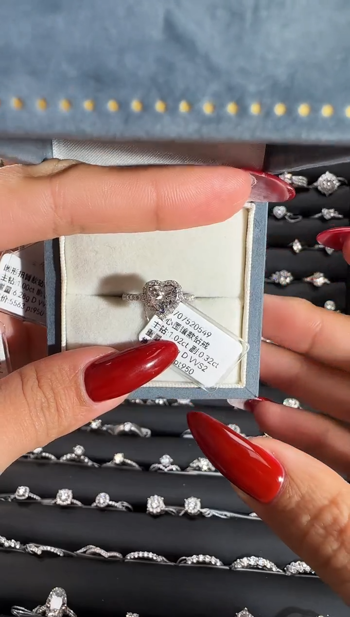 铂Pt950镶嵌实验室培育钻石1克拉爱心围镶款钻戒