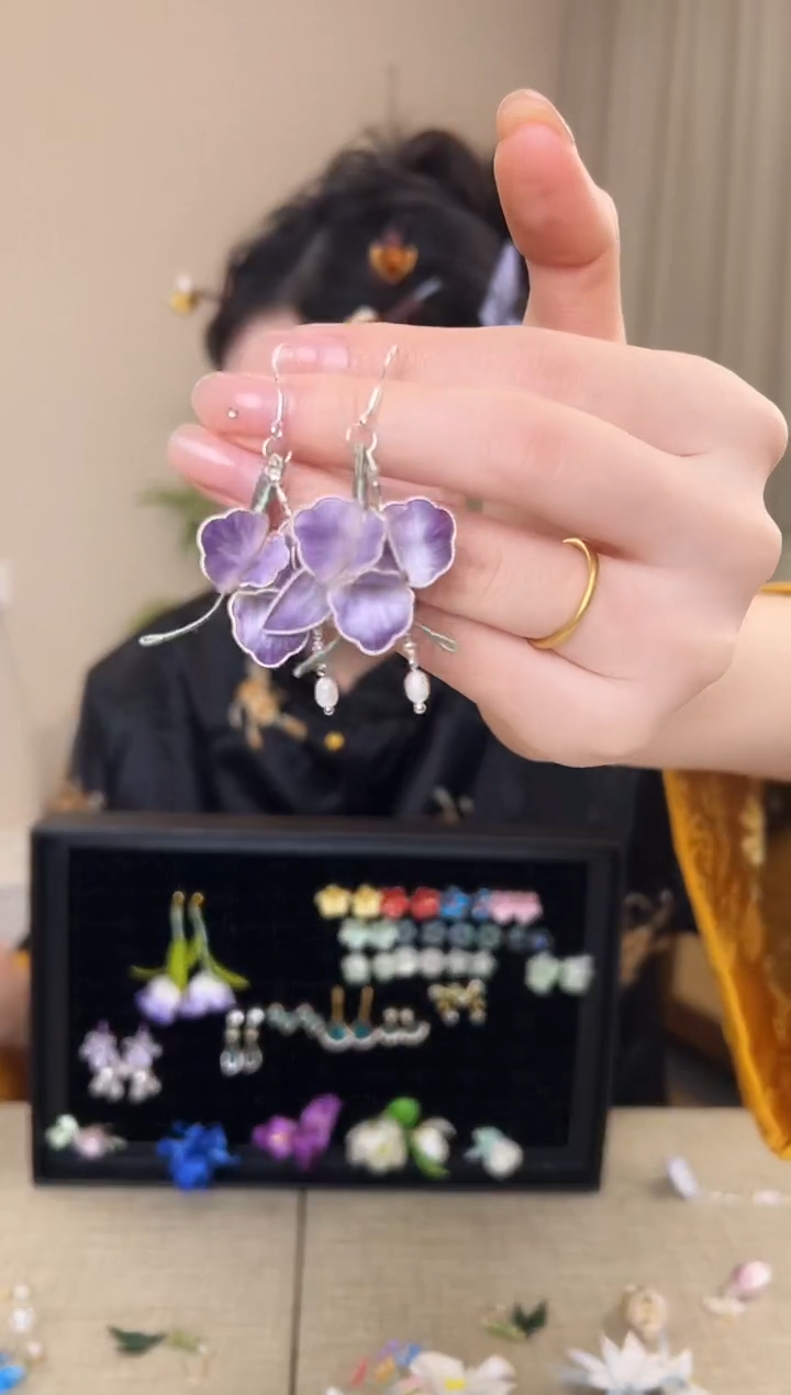 刺绣巧***碎紫色掐丝绒花耳环