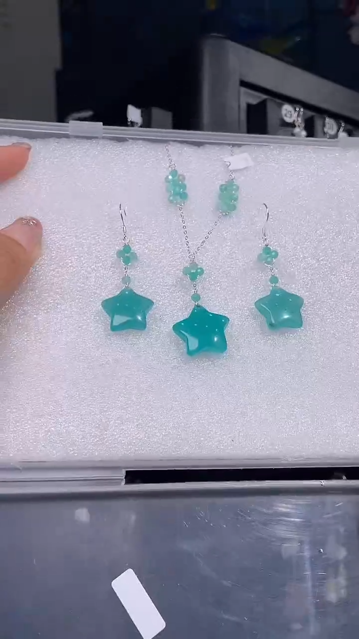 颈饰未镶嵌天河石给***子给你一下子