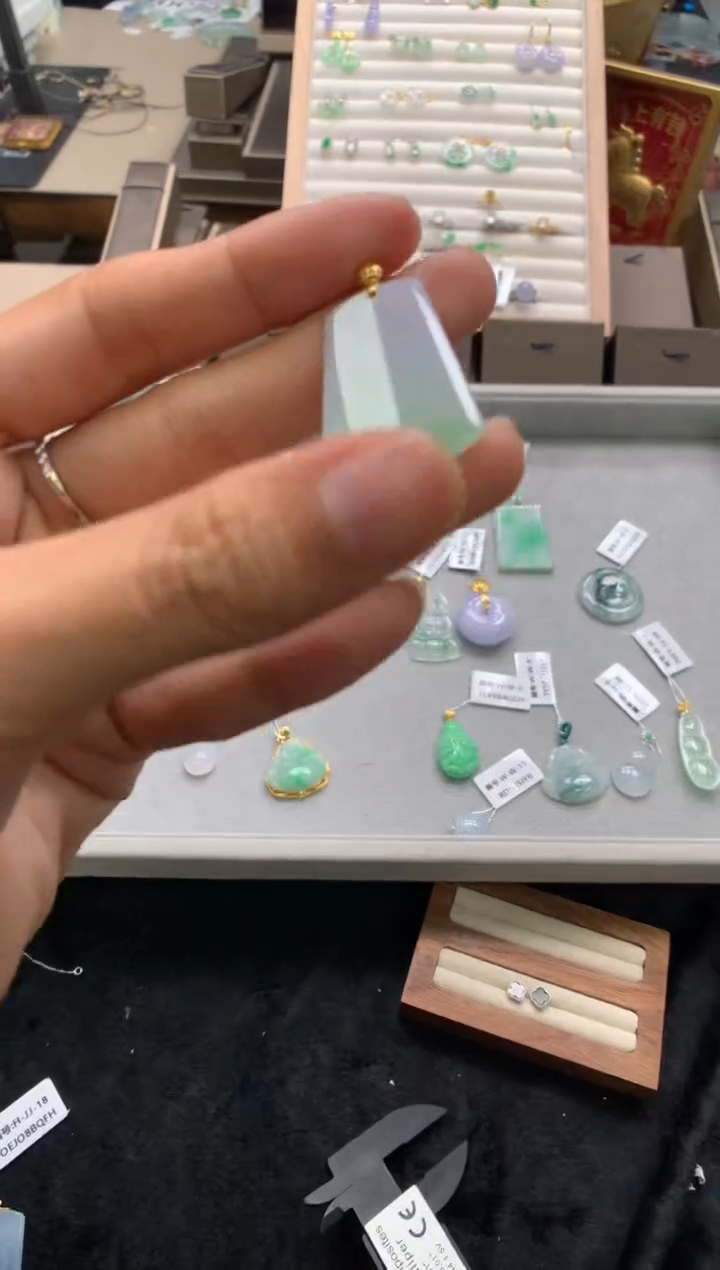 颈饰18K金镶嵌翡翠无事牌