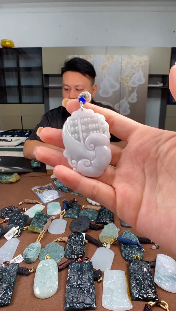 颈饰未镶嵌翡翠  多样性发其一