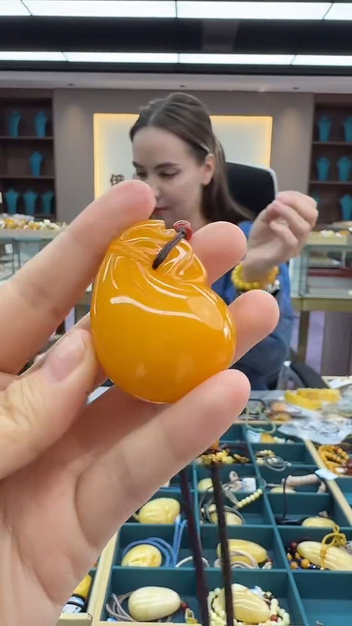 琥珀颈饰未镶嵌261秒拍号 假一罚三 