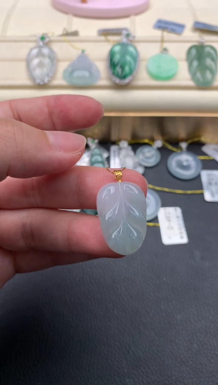 翡翠18K金镶嵌颈饰W706