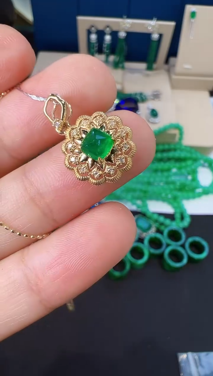 18K金镶嵌颈饰祖母绿吊坠