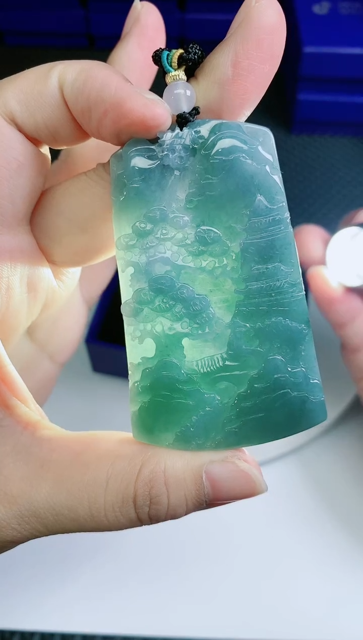 翡翠未镶嵌颈饰          