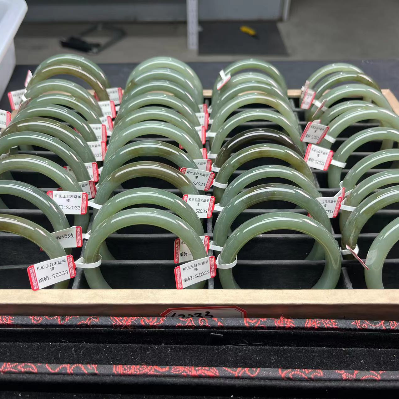 和田玉新疆且末蓝浅蓝带糖手镯 多样性发一 SZ033