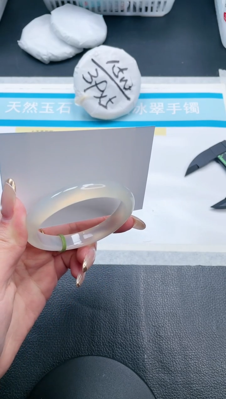 【闪购商品】石英质玉手镯未镶嵌15V190-55