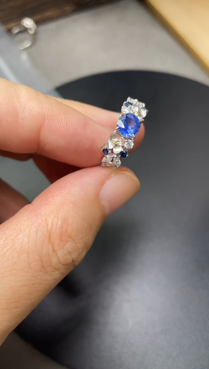 戒指蓝宝石18K金镶嵌蓝宝石戒指