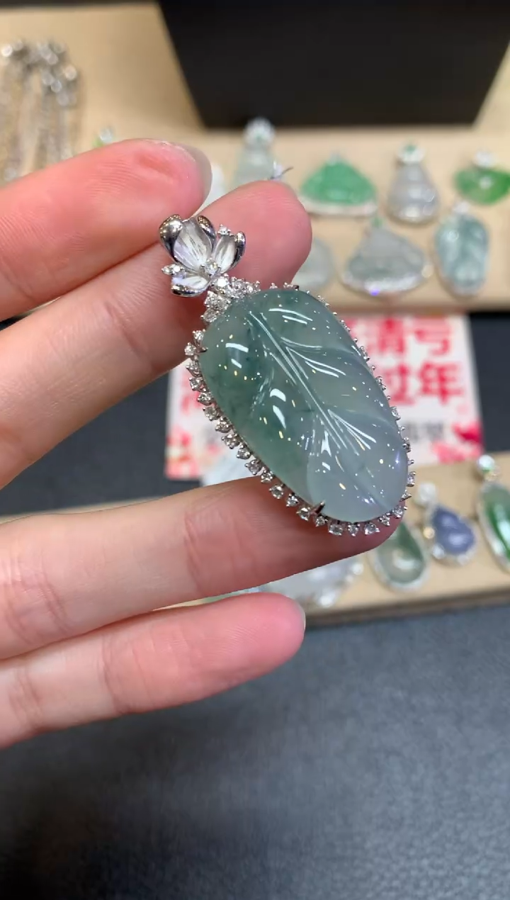 【闪购商品】翡翠颈饰18K金镶嵌叶子【无服务费】