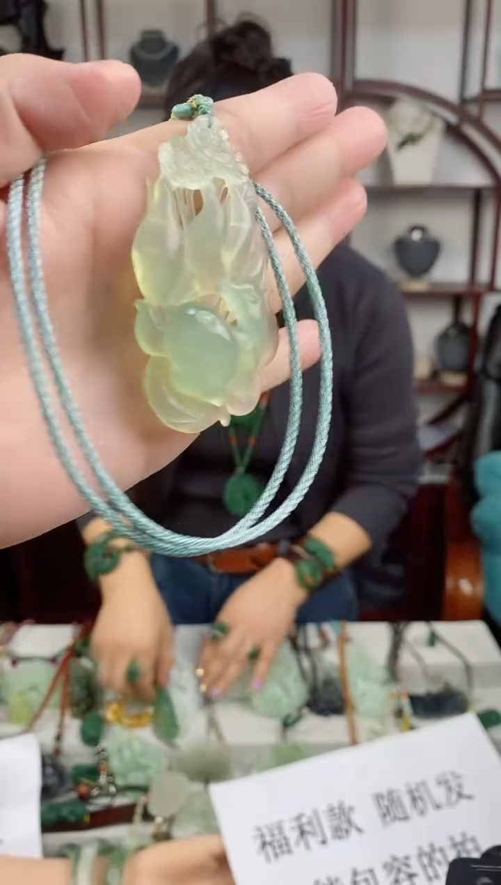 未镶嵌岫玉颈饰凤九