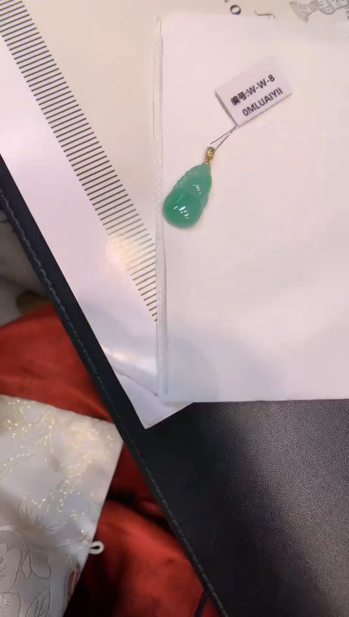 颈饰18K金镶嵌翡翠葫芦