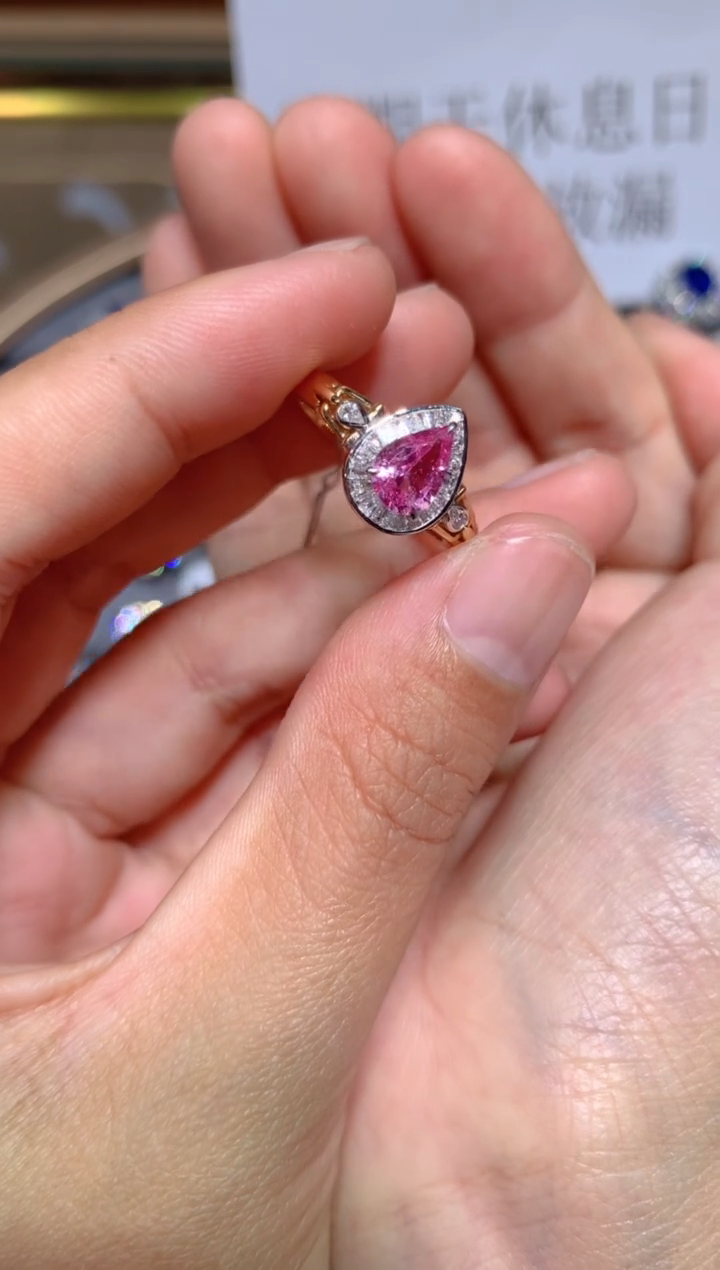 【闪购商品】彩色蓝宝石戒指18K金镶嵌0.85CT