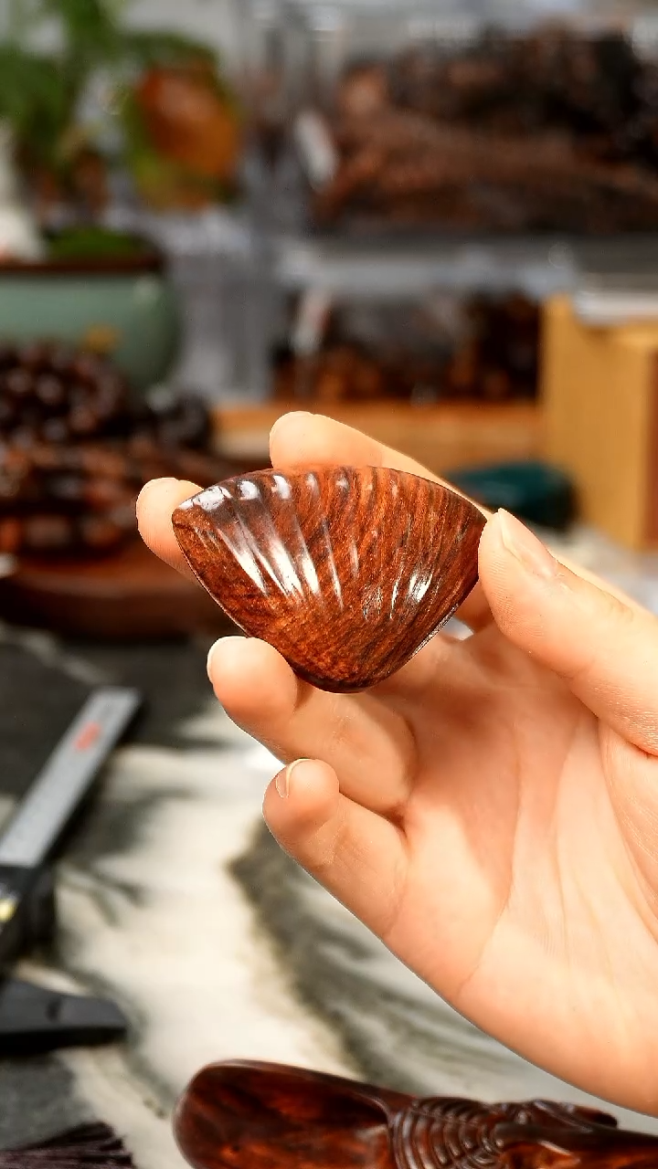 黄花梨/降香黄檀海黄贝壳手把件吊坠