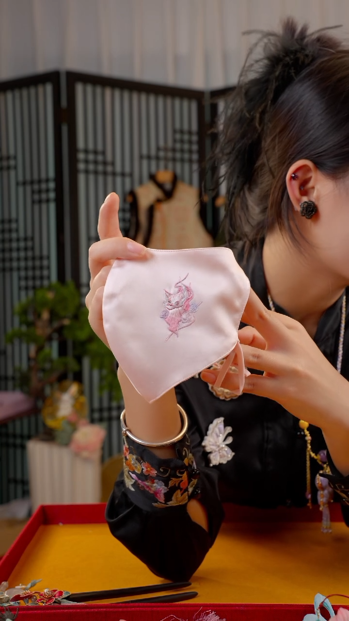 刺绣b****?非遗绒花手工饰品