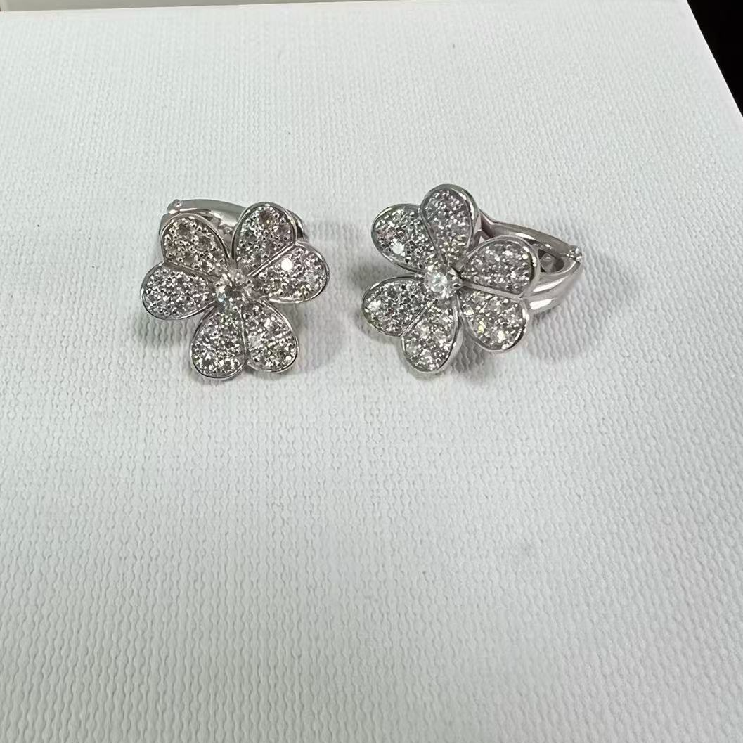 18K白金天然钻石三叶草钻石耳拍