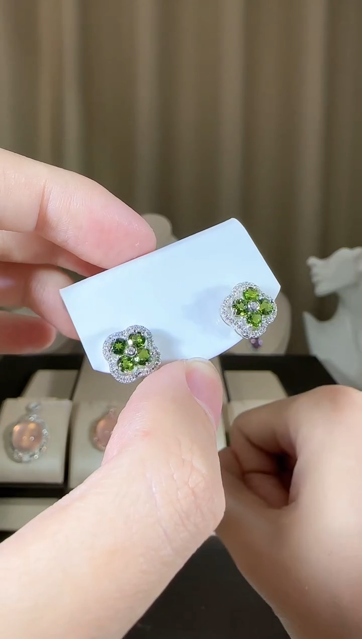 【闪购商品】透辉石耳钉银S925镶嵌时尚