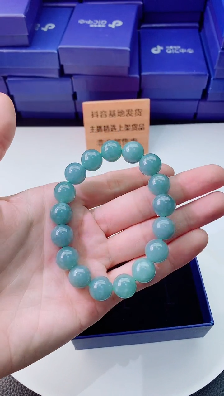翡翠未镶嵌颈饰         